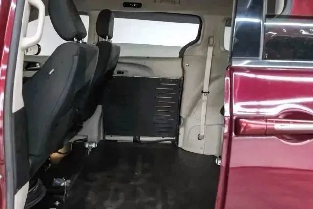 Used 2018 Chrysler Pacifica Touring Plus w/ Tire & Wheel Group FWD image 36