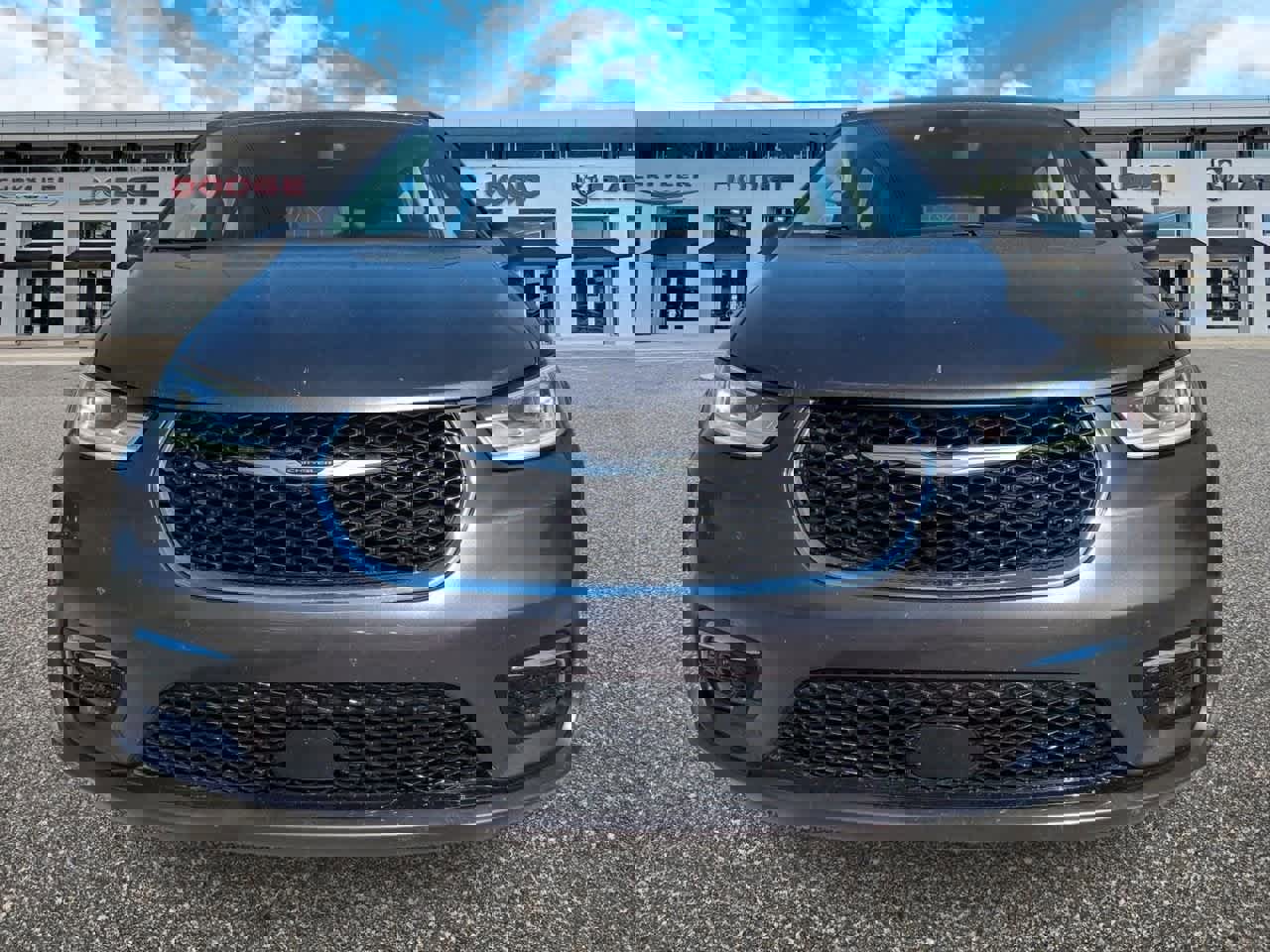 Used 2023 Chrysler Pacifica Touring-L image 3