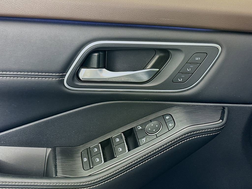 Used 2023 Nissan Rogue Platinum w/ Platinum Premium Package image 17