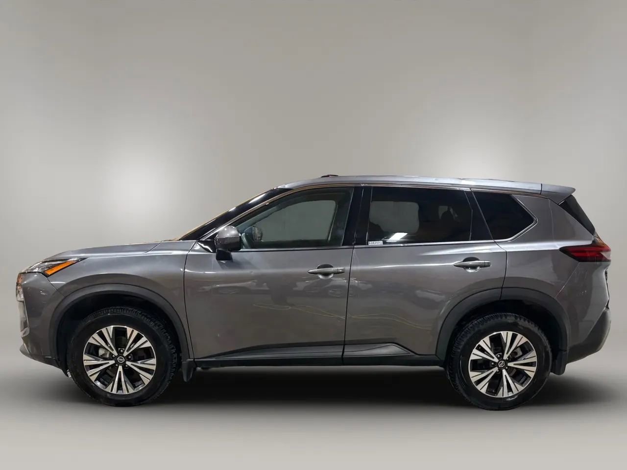Used 2021 Nissan Rogue SV image 2