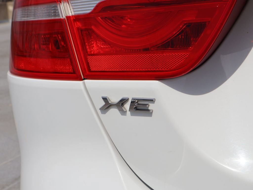 Used 2019 Jaguar XE Premium image 8