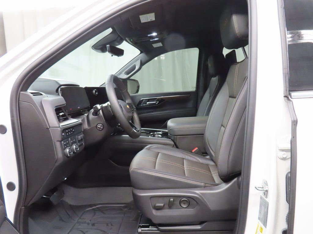 Used 2025 Chevrolet Suburban High Country AWD/4WD image 9