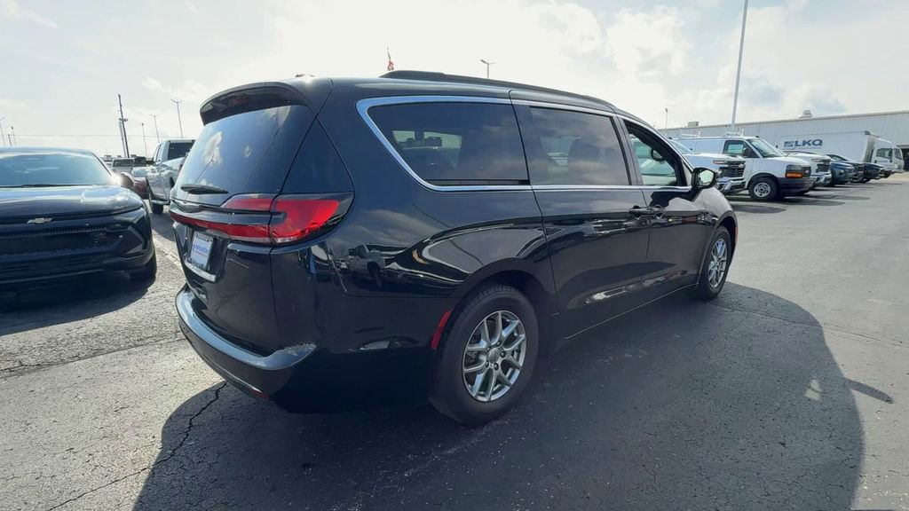 Used 2022 Chrysler Pacifica Touring FWD image 8