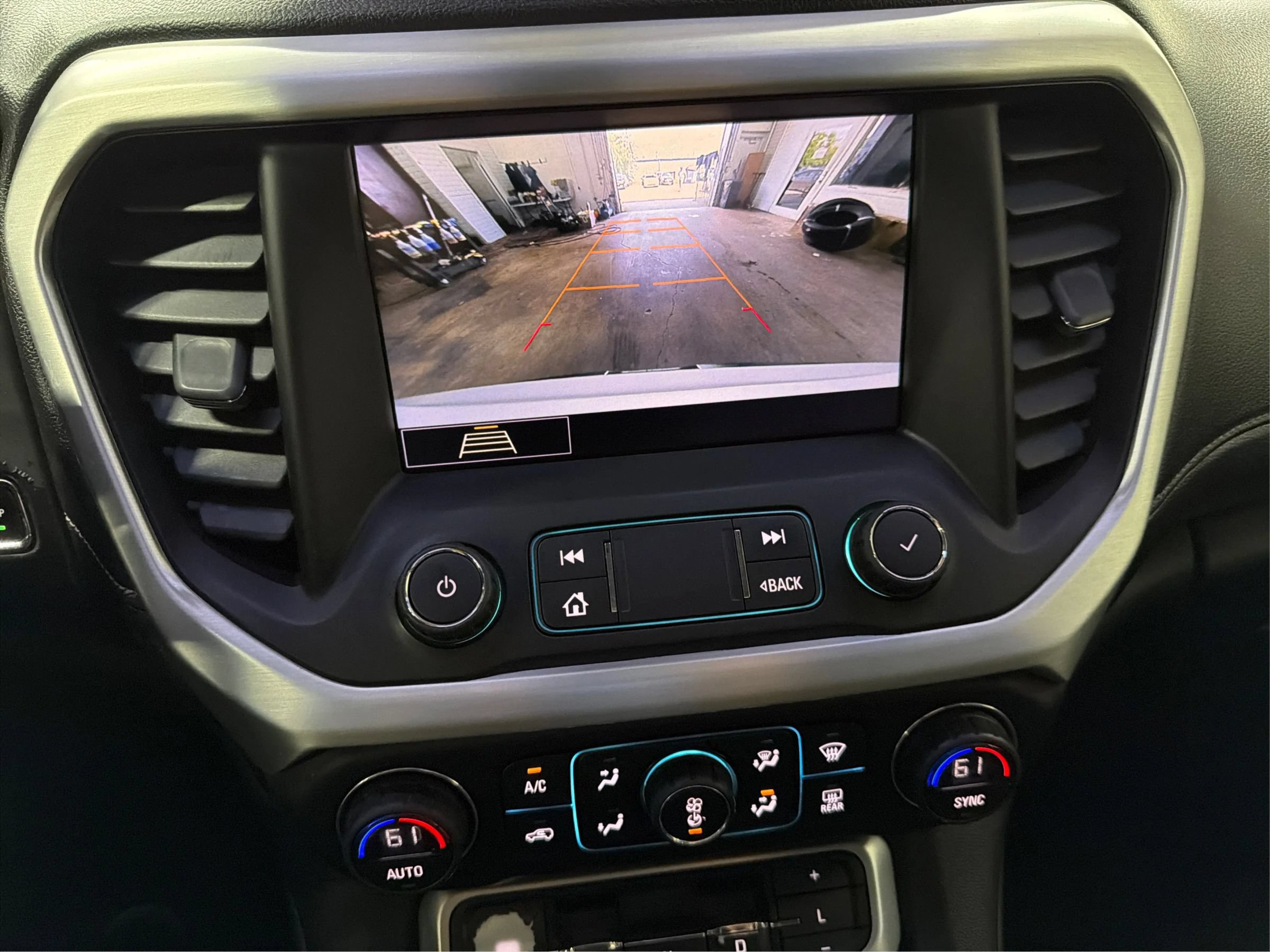 Used 2020 GMC Acadia SLT w/ LPO, Cargo Package FWD image 18