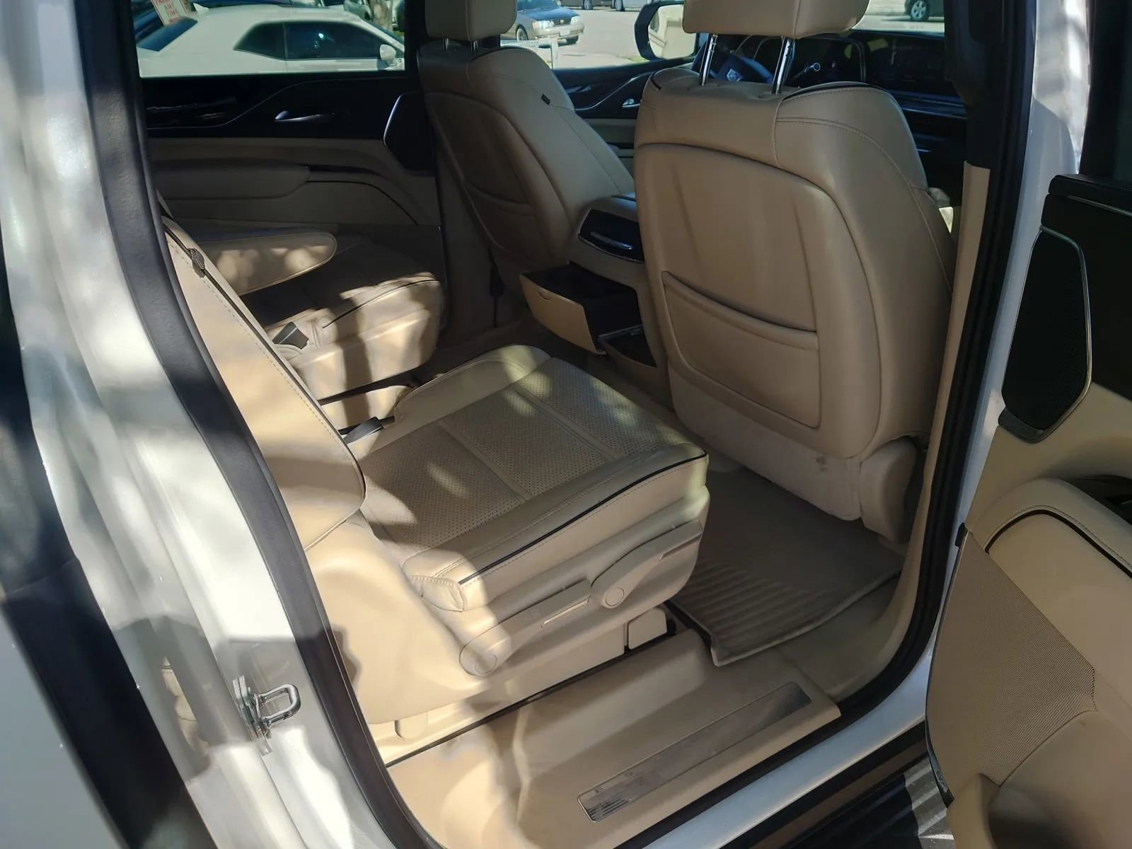 Used 2021 Cadillac Escalade ESV Premium Luxury AWD/4WD image 9