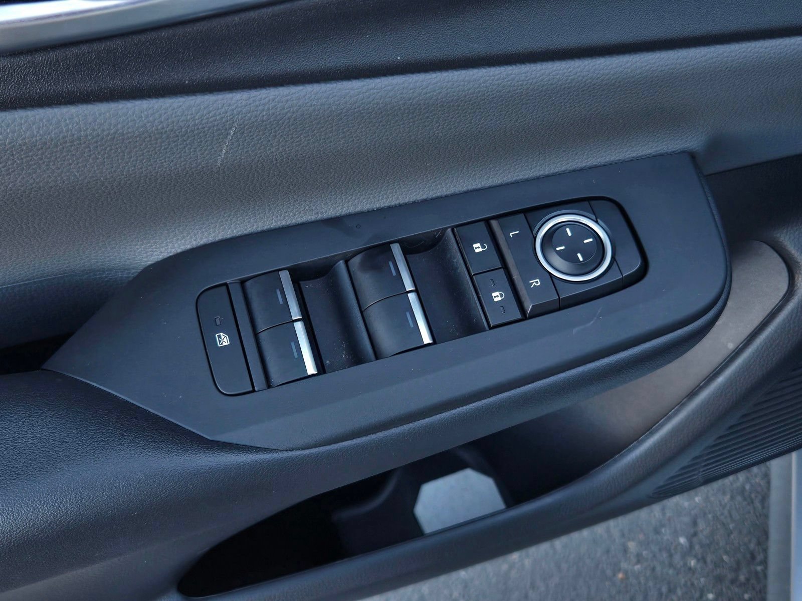 Certified 2025 Toyota Prius XLE FWD image 10