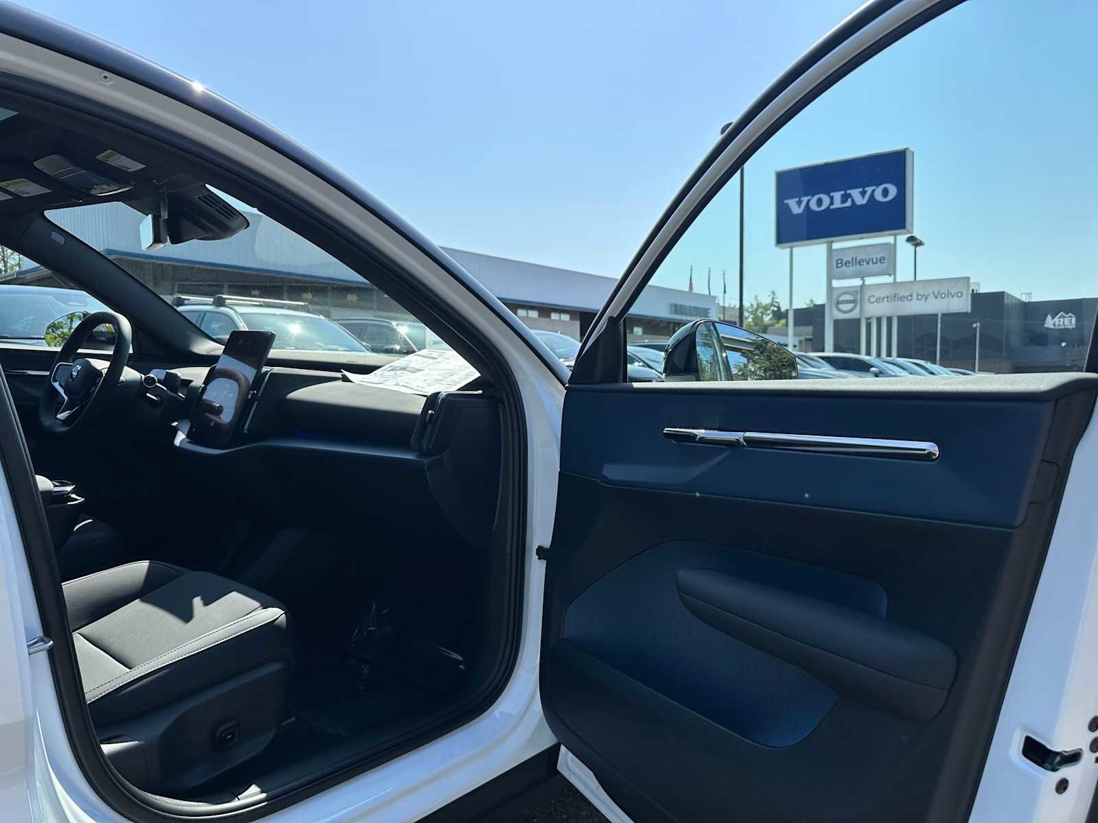 New 2025 Volvo EX30 Plus w/ Protection Package Premier image 11