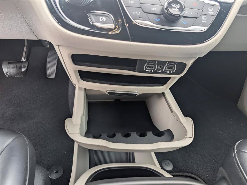 Used 2023 Chrysler Pacifica Touring-L FWD image 18