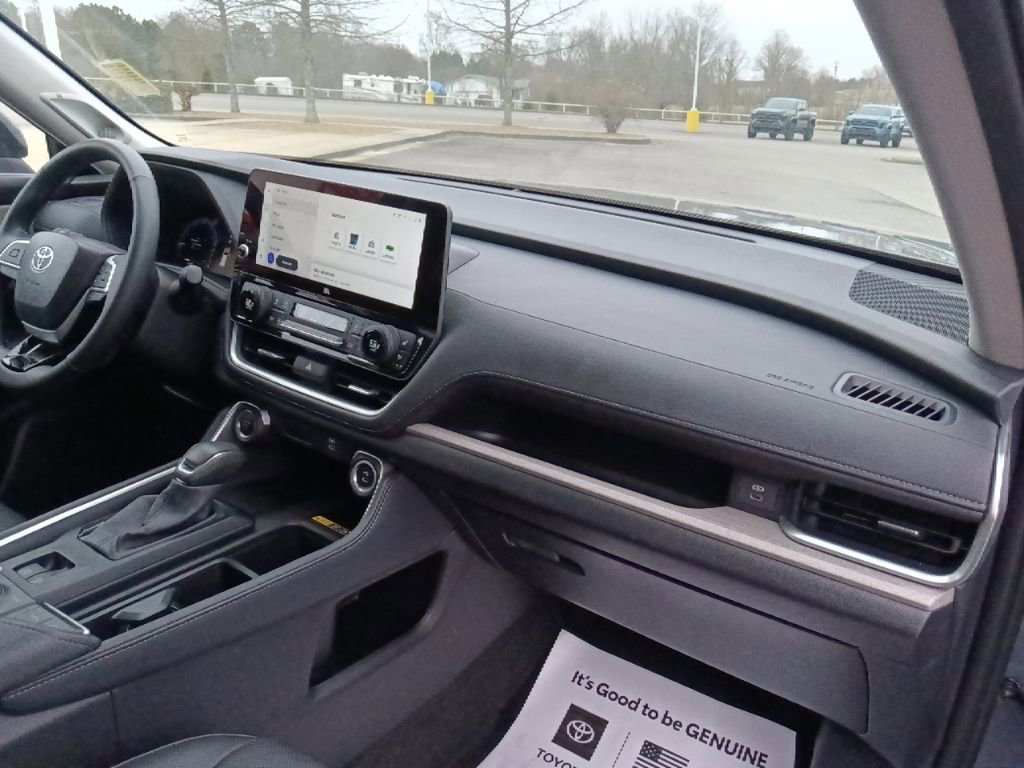 Used 2025 Toyota Grand Highlander AWD image 33