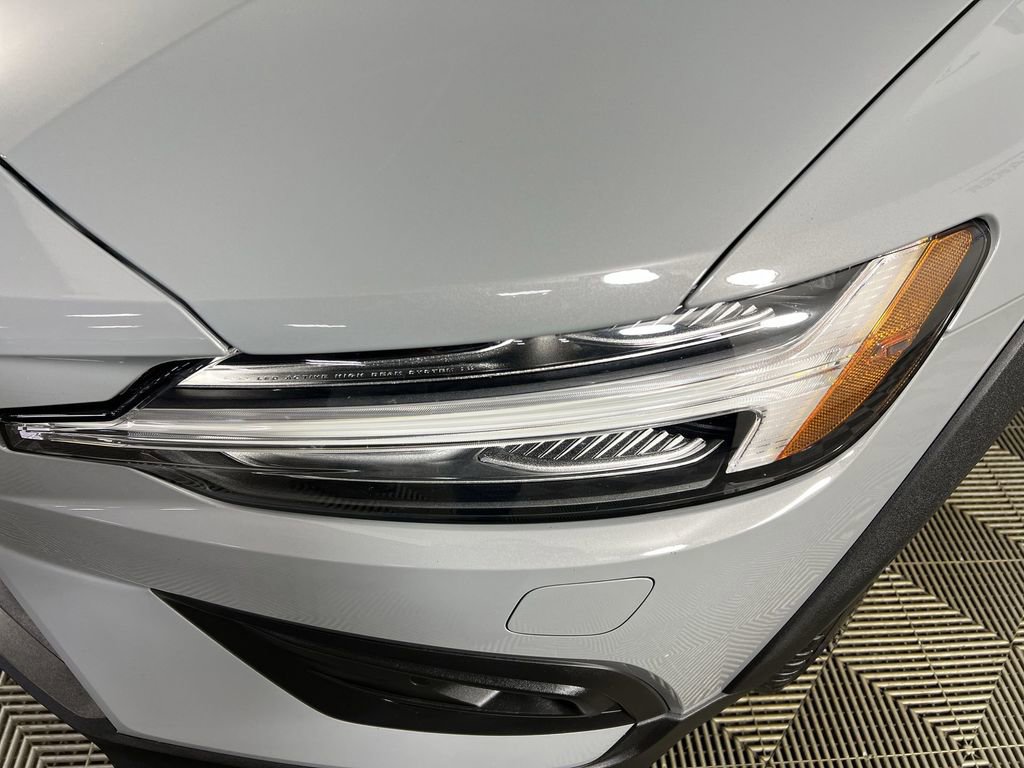 Used 2025 Volvo V60 B5 Cross Country Plus image 34