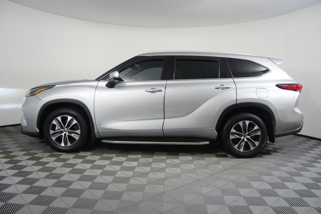 Used 2022 Toyota Highlander XLE image 6