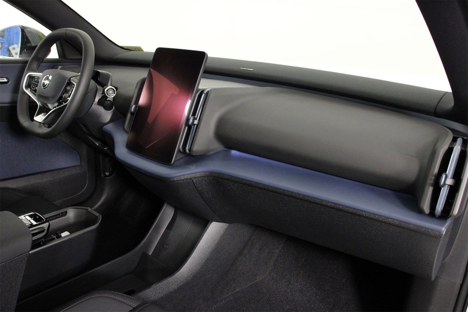 New 2025 Volvo EX30 Plus w/ Protection Package Premier image 9