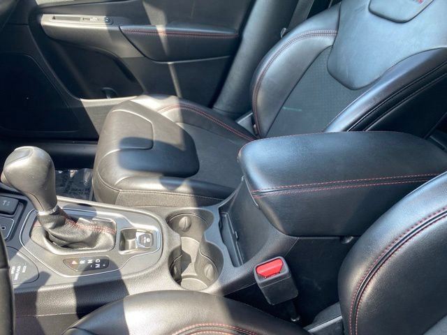 Used 2020 Jeep Cherokee Trailhawk w/ Cold Weather Group AWD/4WD image 19