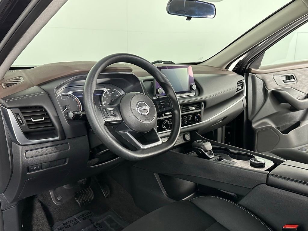 Used 2023 Nissan Rogue S image 2