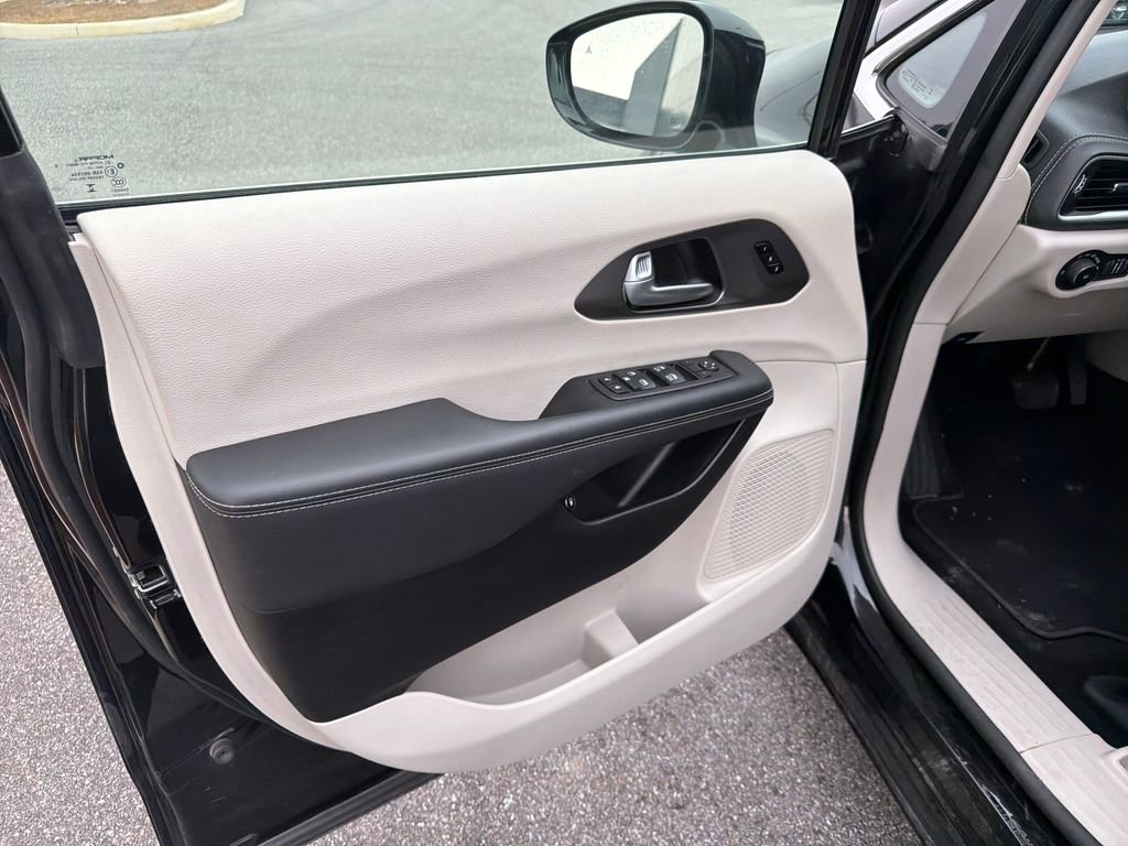 Used 2024 Chrysler Pacifica Select image 29