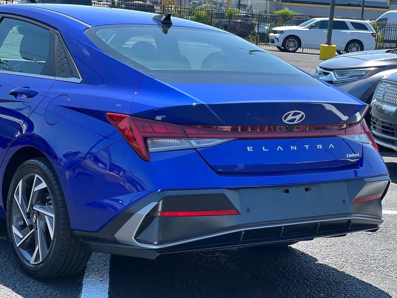 Used 2024 Hyundai Elantra Limited FWD image 3