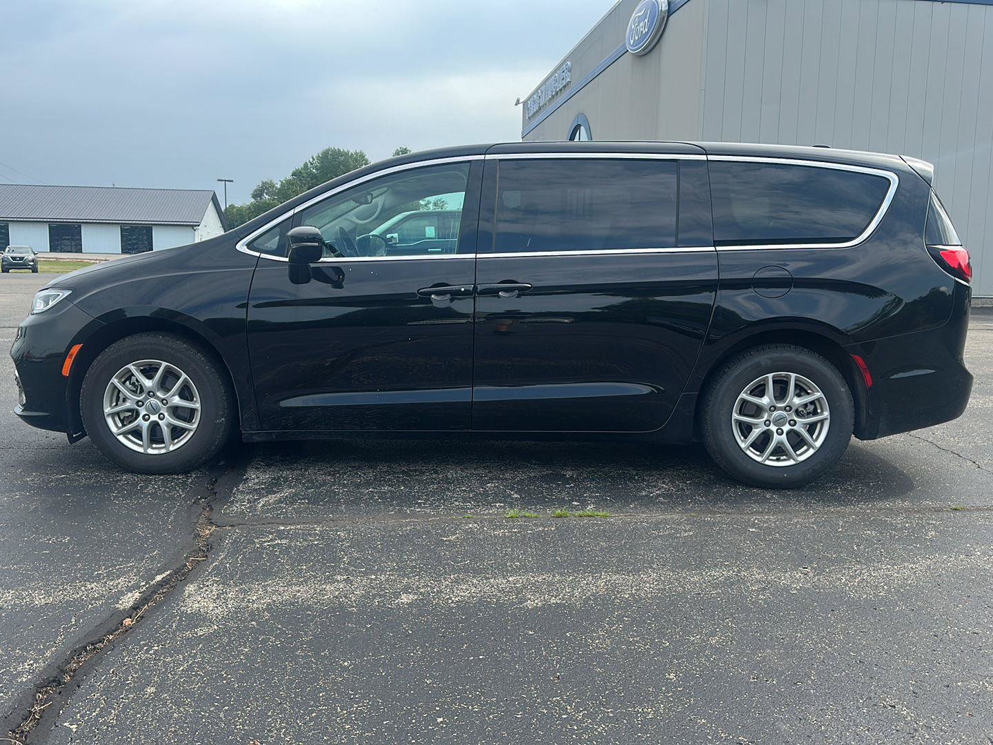 Used 2024 Chrysler Pacifica Touring-L FWD image 8