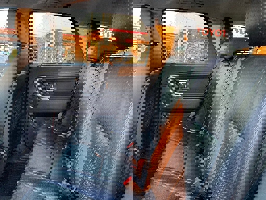 Used 2018 Land Rover Discovery Sport HSE image 11