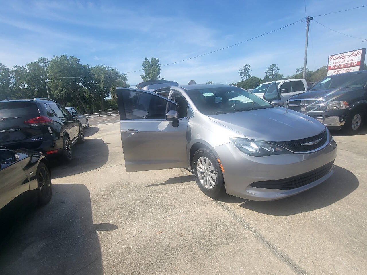 Used 2017 Chrysler Pacifica Touring w/ Tire & Wheel Group FWD image 92