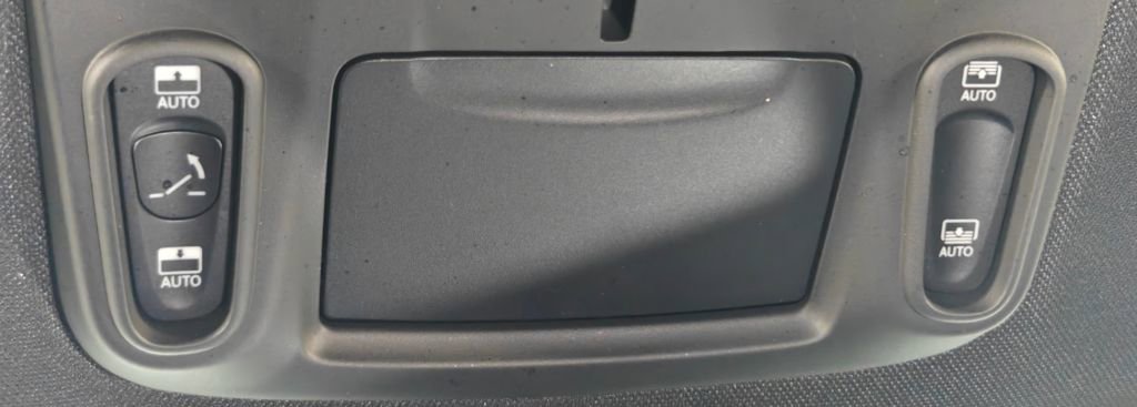 Used 2025 Chrysler Pacifica Limited image 11