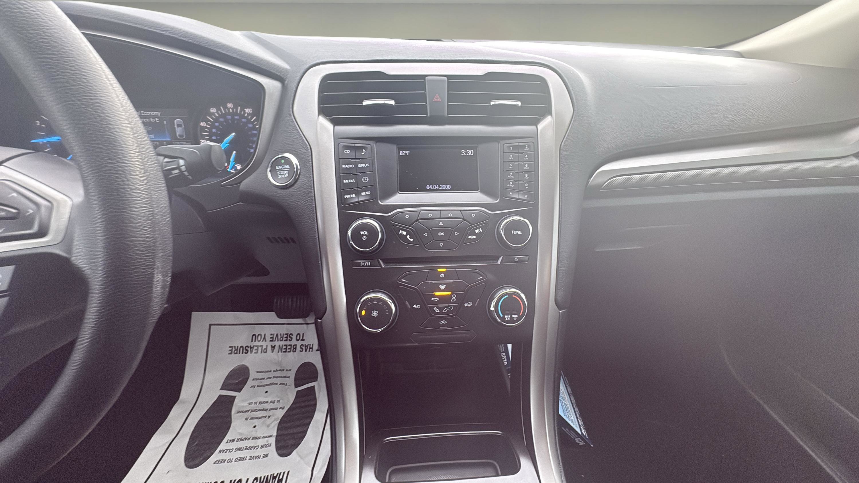 Used 2017 Ford Fusion SE FWD image 10