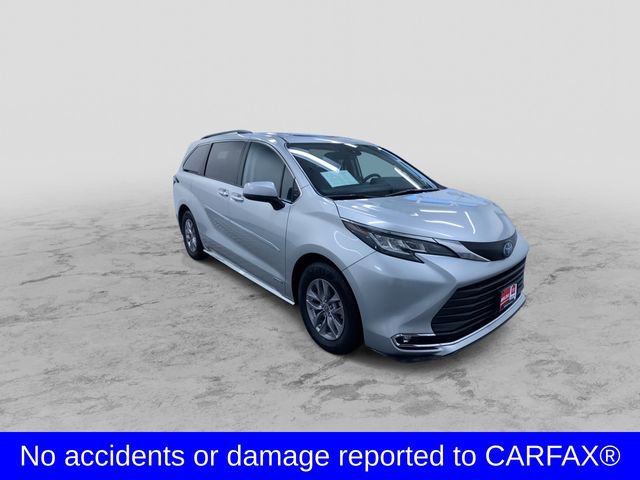 Used 2021 Toyota Sienna XLE image 3