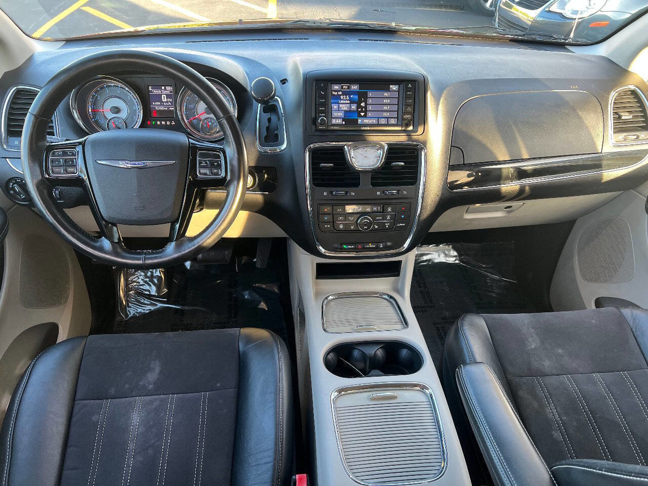 Used 2014 Chrysler Town & Country Touring-L image 37