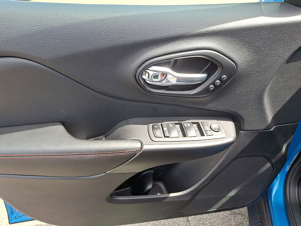 Used 2022 Jeep Cherokee Trailhawk w/ Sound & Nav Group AWD/4WD image 2