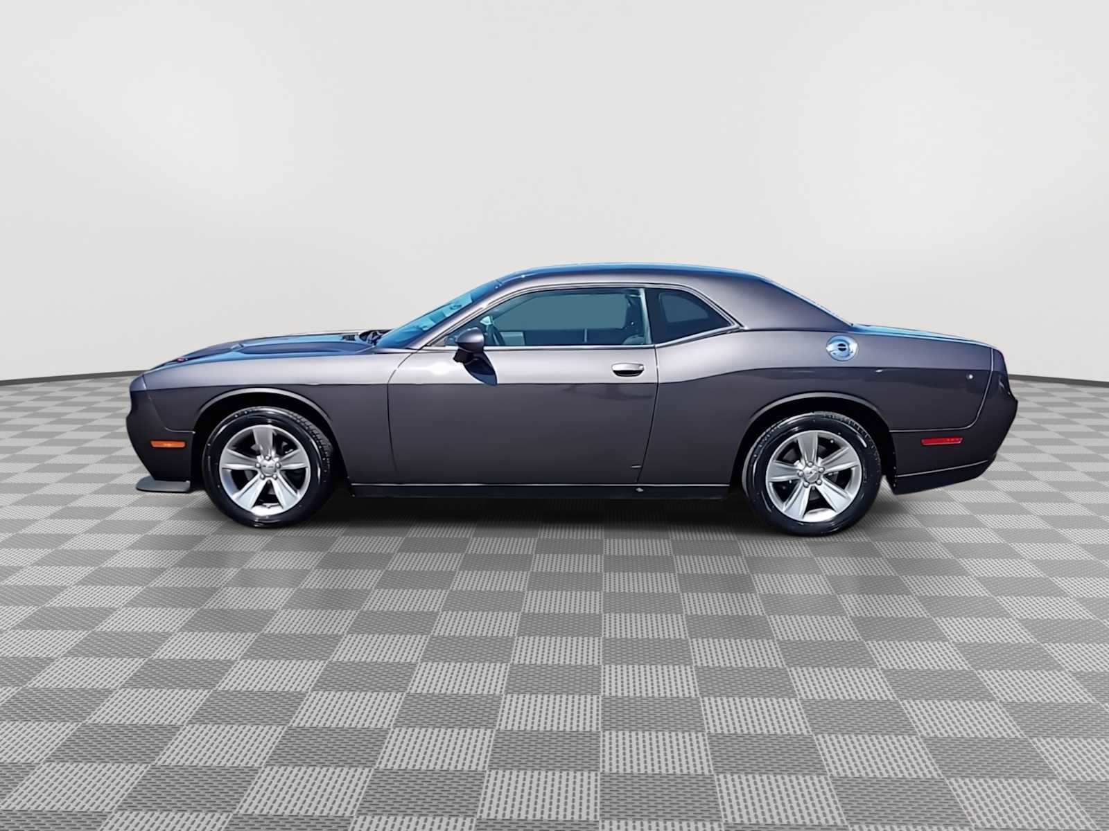 Used 2016 Dodge Challenger SXT image 5