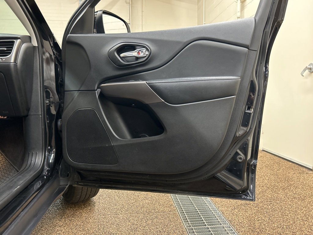 Used 2019 Jeep Cherokee Latitude Plus w/ Comfort/Convenience Group image 16