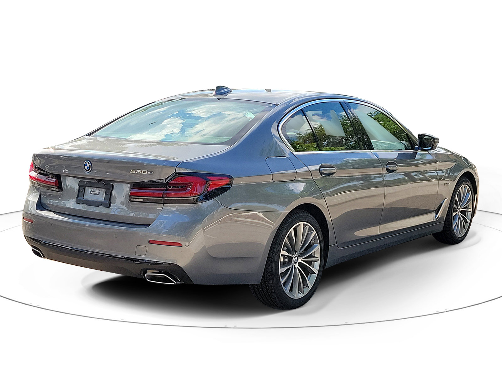 Certified 2023 BMW 530e w/ Premium Package image 4