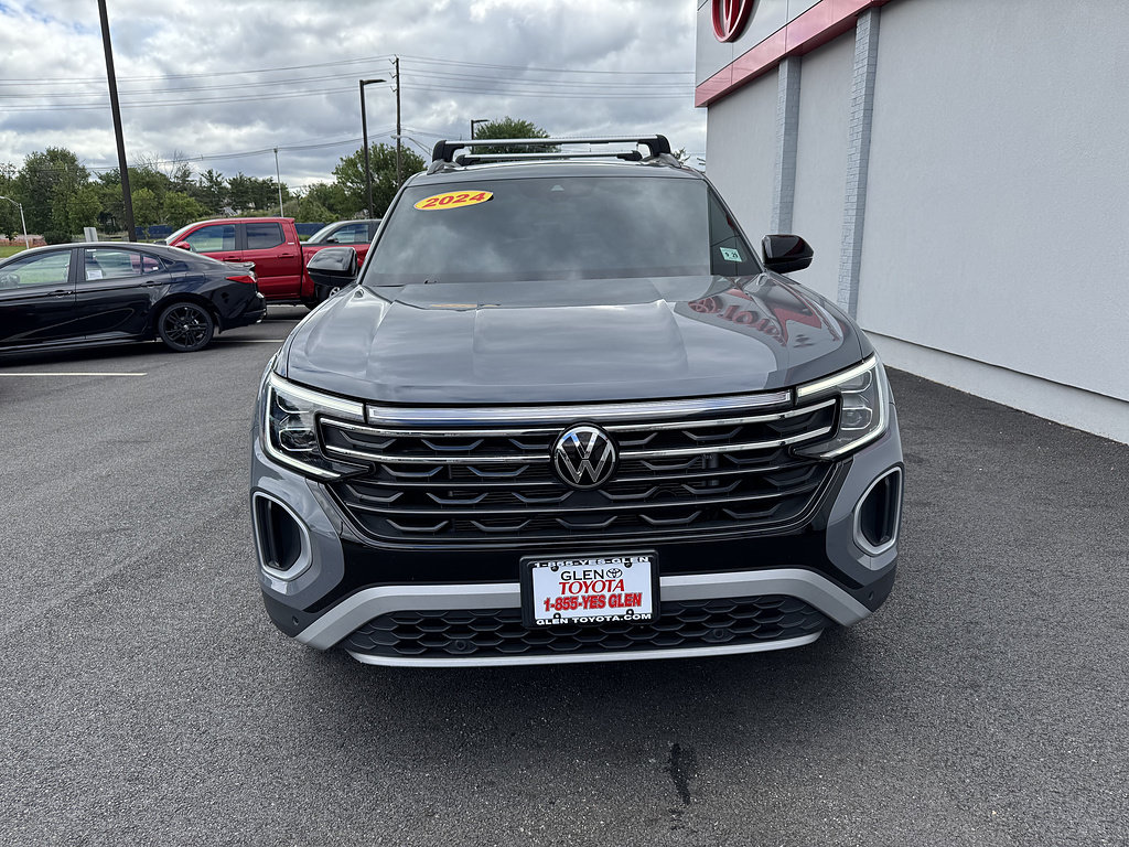 Used 2024 Volkswagen Atlas Peak Edition SE AWD/4WD image 3