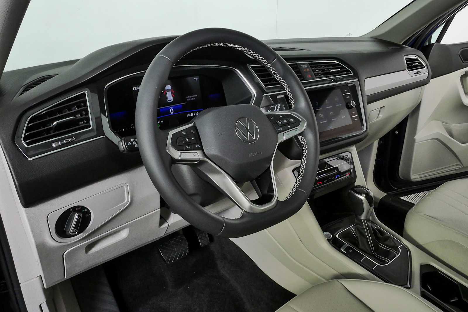 Certified 2023 Volkswagen Tiguan SE w/ Panoramic Sunroof Package FWD image 7