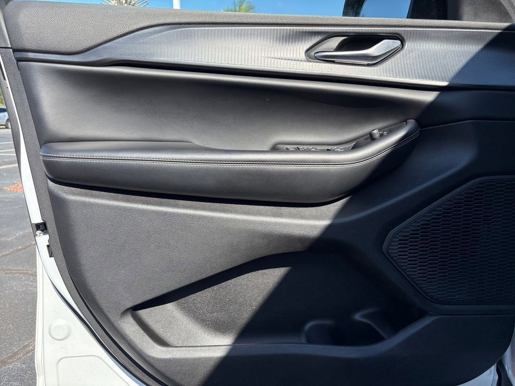 Used 2023 Jeep Grand Cherokee L Laredo image 12