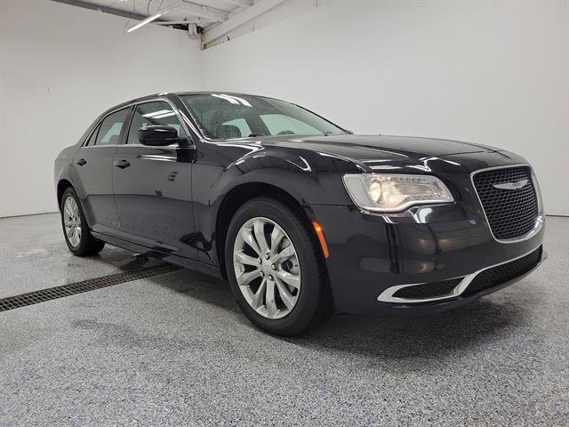 Used 2022 Chrysler 300 Touring image 2