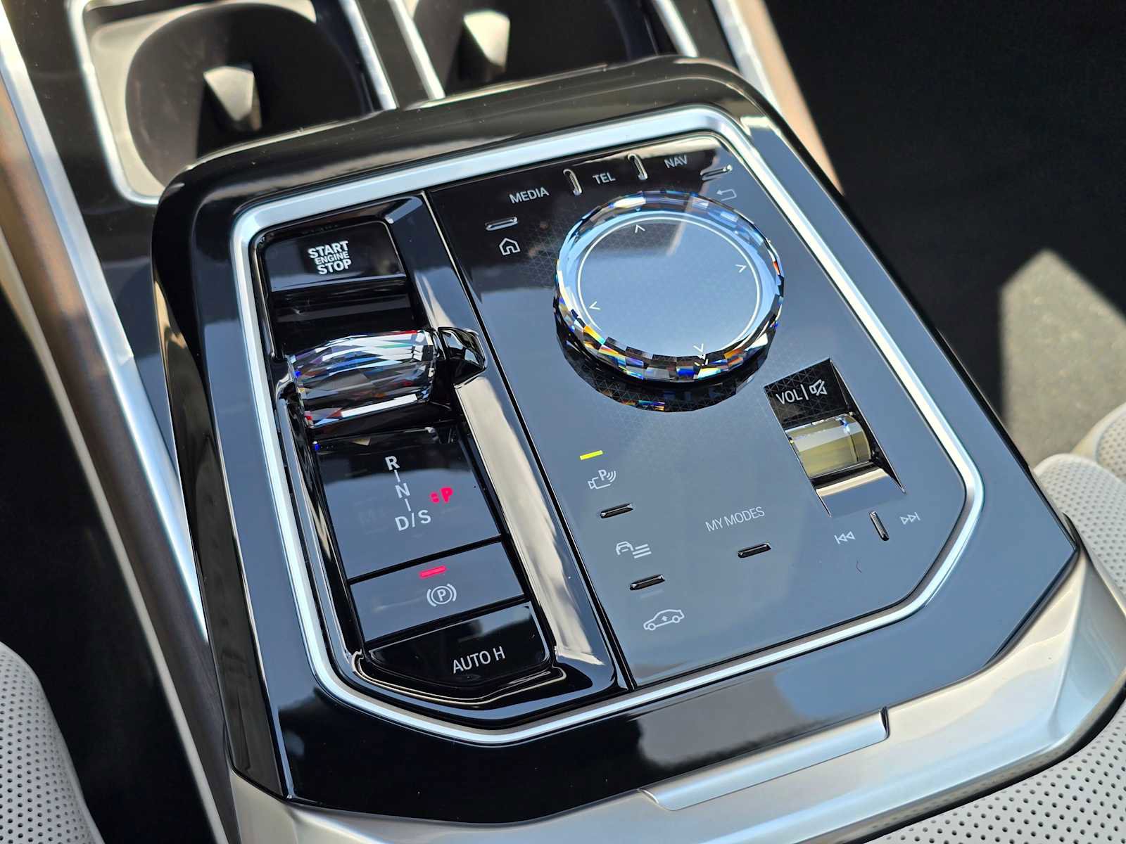 Used 2025 BMW 750e xDrive w/ Executive Package image 28