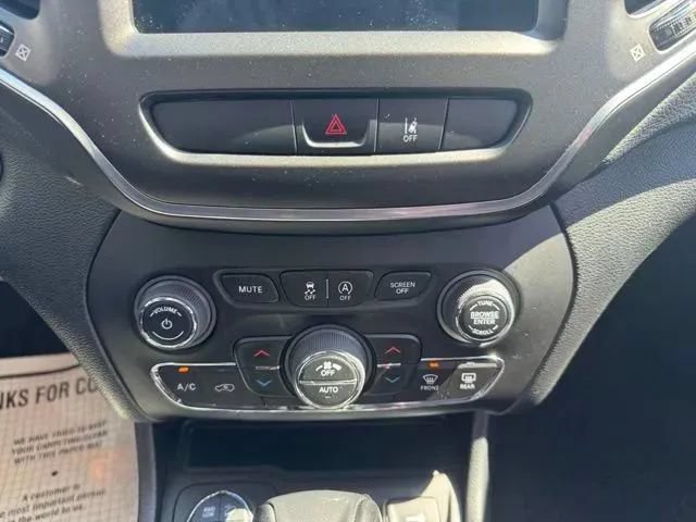 Used 2022 Jeep Cherokee Trailhawk w/ Comfort/Convenience Group AWD/4WD image 28