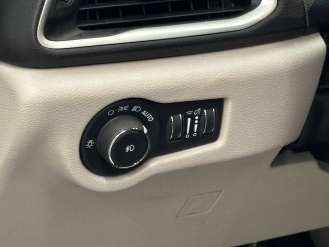 Used 2024 Chrysler Pacifica Touring-L image 17