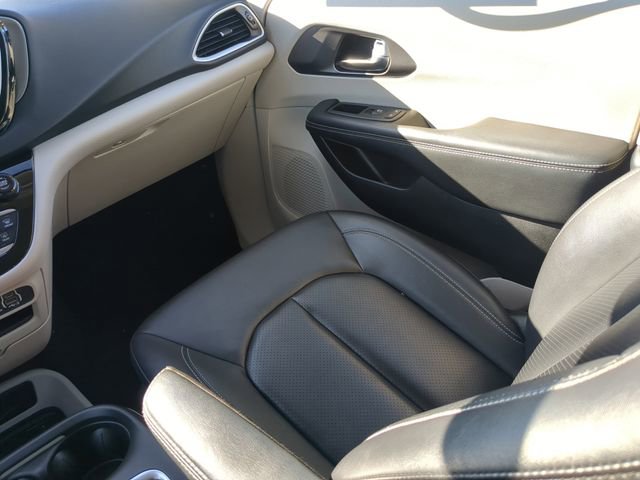 Used 2024 Chrysler Pacifica Touring-L image 18