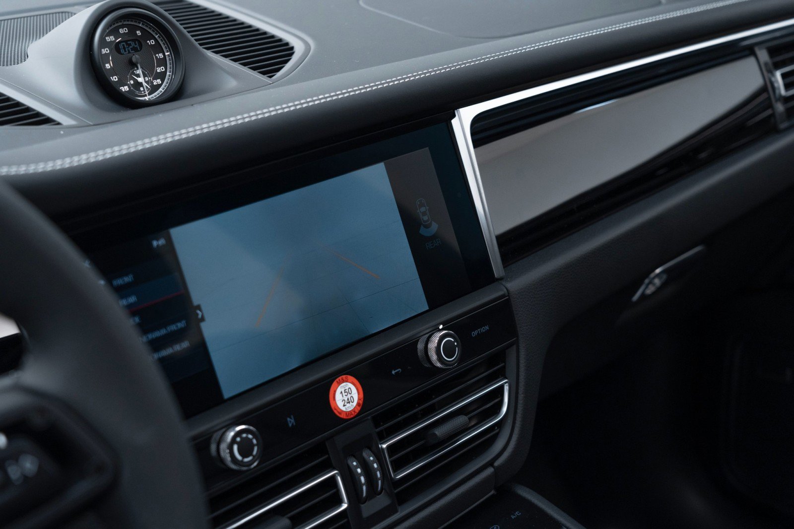Certified 2025 Porsche Macan AWD/4WD image 26