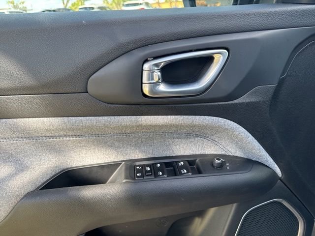 Used 2025 Jeep Compass Latitude image 27