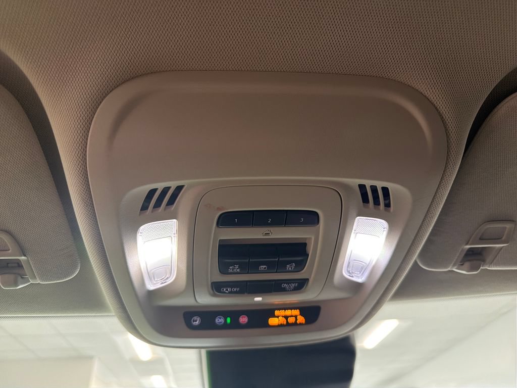 Used 2022 Buick Envision Avenir w/ Technology Package II FWD image 18