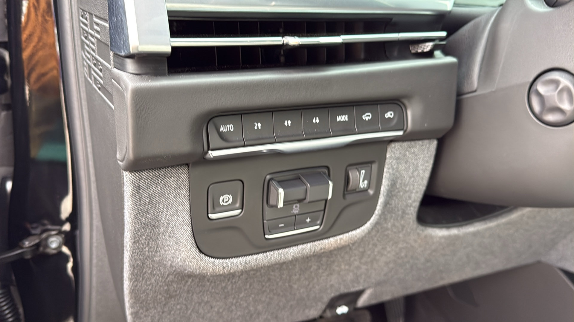 Certified 2025 Cadillac Escalade ESV Sport Platinum image 13