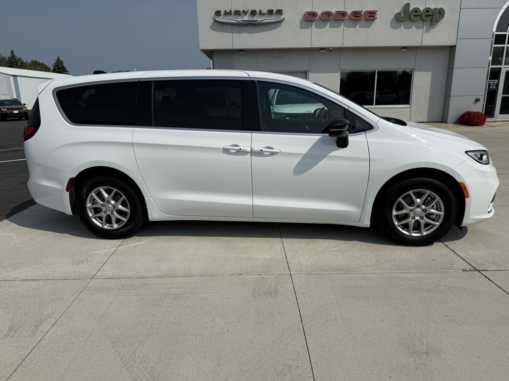 Used 2026 Chrysler Pacifica Select FWD image 9