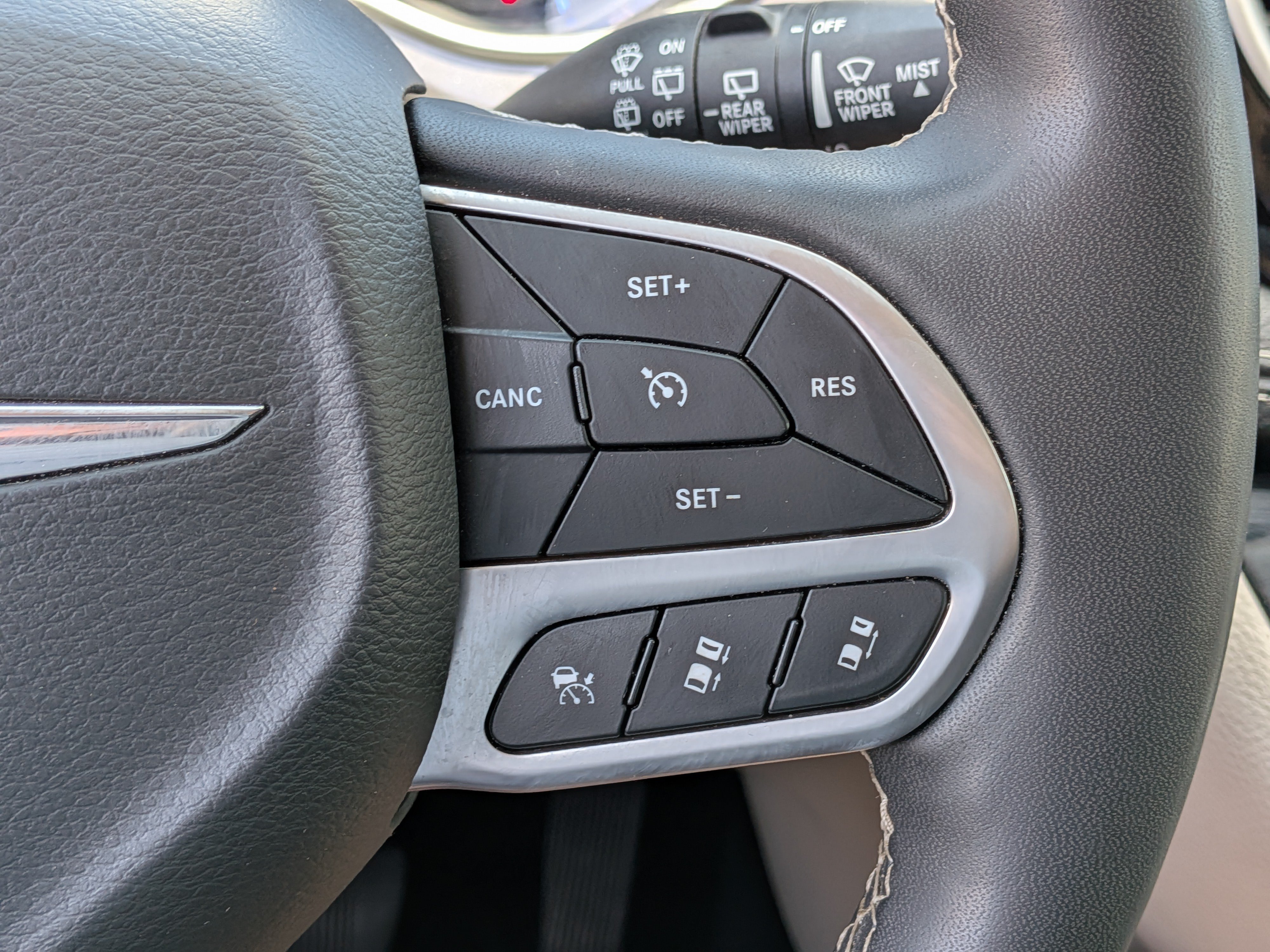 Used 2024 Chrysler Pacifica Limited FWD image 27