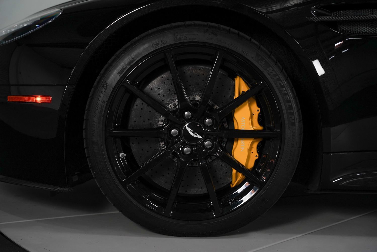 Used 2017 Aston Martin V12 Vantage S RWD image 17
