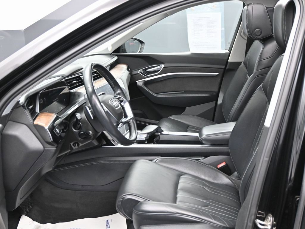 Used 2019 Audi e-tron Prestige w/ Prestige Package image 17