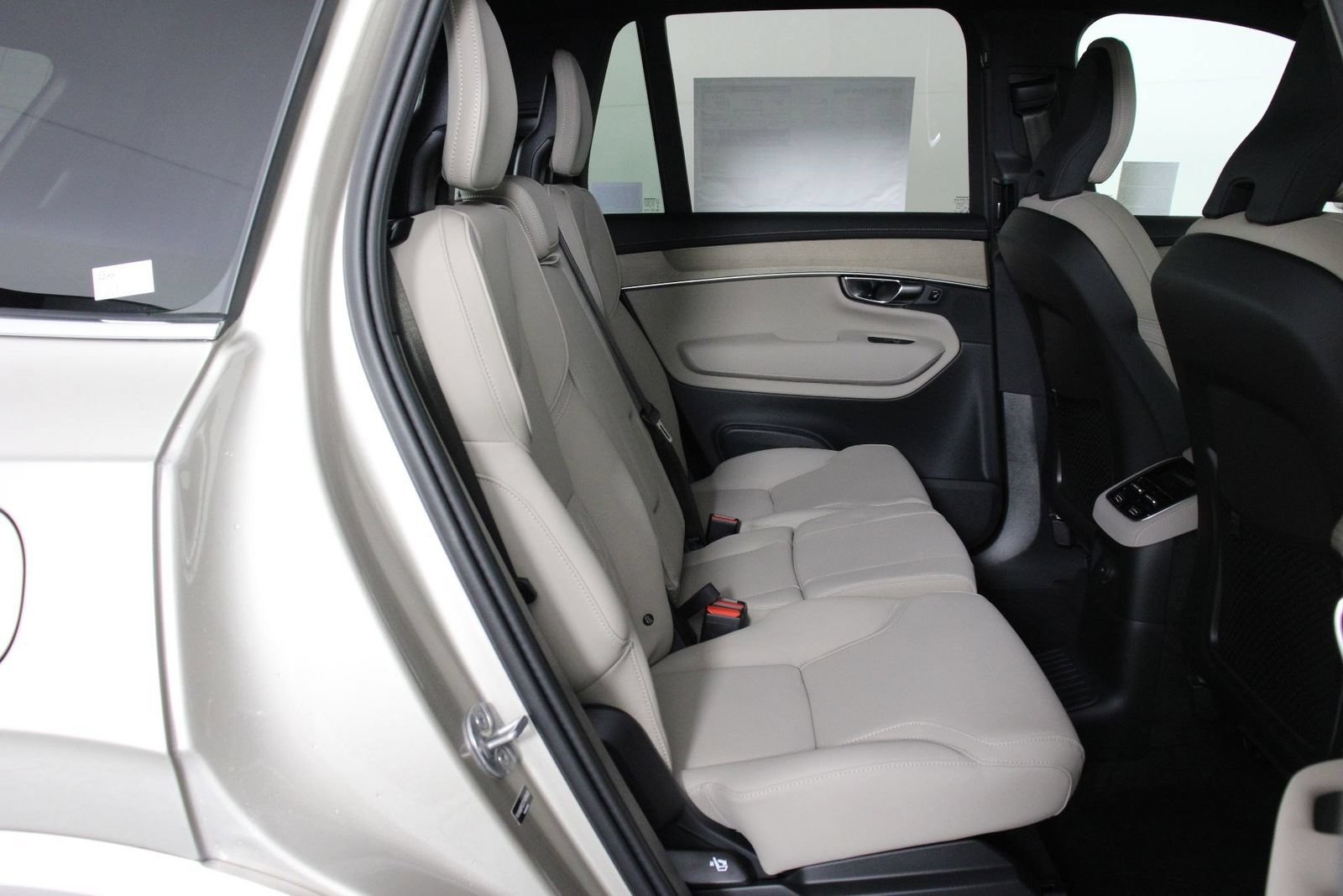 New 2026 Volvo XC90 T8 Plus w/ Protection Package Premier AWD/4WD image 11