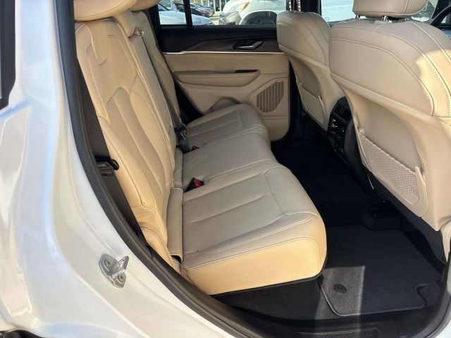 Used 2024 Jeep Grand Cherokee Limited w/ Black Appearance Package image 15