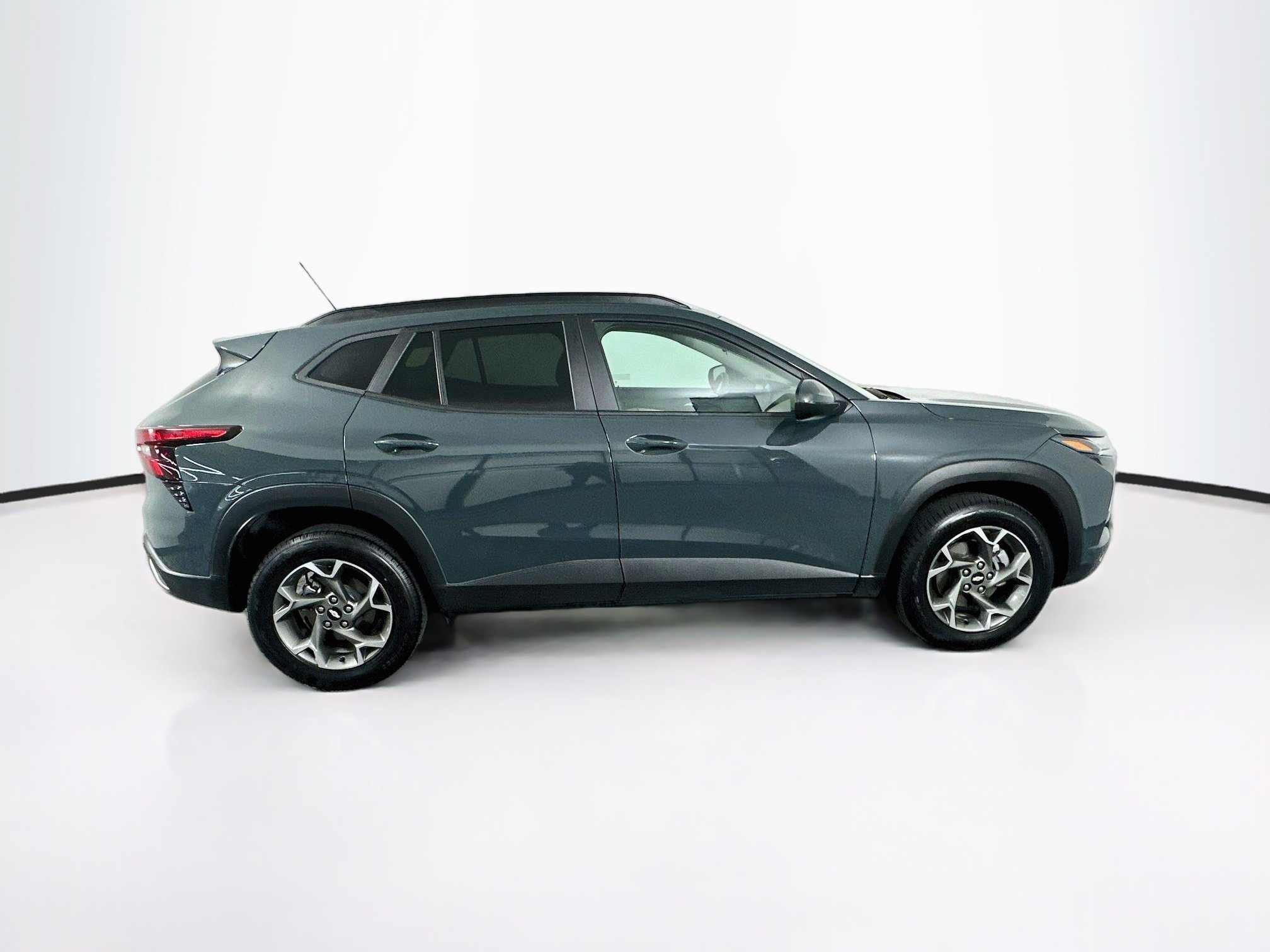 Used 2025 Chevrolet Trax LT FWD image 10